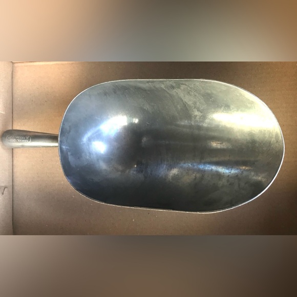 ThunderGroup85oz. One-Piece Cast Aluminum Ice Scoop
Used but in great condition - Picture 8 of 8